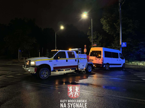 Nocne zderzenie dwóch samochodów we Wrocławiu. Kierowca busa nie ustąpił pierwszeństwa osobówce [ZDJĘCIA] - 3