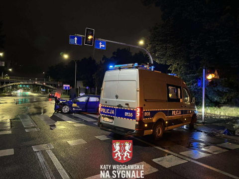 Nocne zderzenie dwóch samochodów we Wrocławiu. Kierowca busa nie ustąpił pierwszeństwa osobówce [ZDJĘCIA] - 4