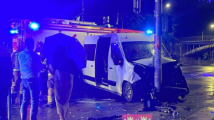 Nocne zderzenie dw&oacute;ch samochod&oacute;w we Wrocławiu. Kierowca busa nie ustąpił pierwszeństwa osob&oacute;wce [ZDJĘCIA]