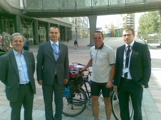 Dojechał do Brukseli na rowerze - Fot. www.cycling-recycling.eu/
