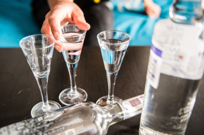 "Udają, że nie widziały". Dlaczego pijane osoby tak łatwo kupują alkohol?