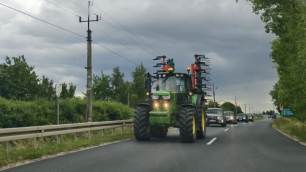 Wielu mieszkańc&oacute;w narzeka, rolnicy proszą o wyrozumiałość: "To oni do nas przyszli"