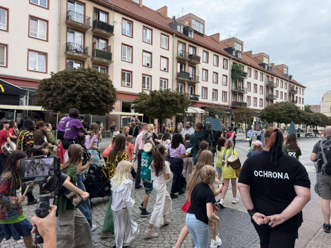Pieśniarze z Seatle, akrobaci z Rwandy i tancerki z Kowal. Kolorowa parada Lelefant przeszła przez Wrocław - 7