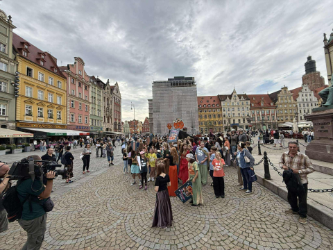 Pieśniarze z Seatle, akrobaci z Rwandy i tancerki z Kowal. Kolorowa parada Lelefant przeszła przez Wrocław - 8