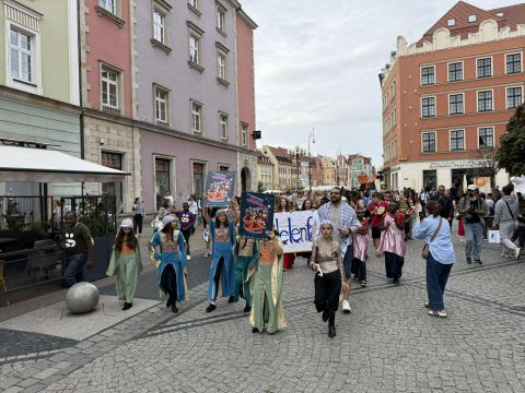 Pieśniarze z Seatle, akrobaci z Rwandy i tancerki z Kowal. Kolorowa parada Lelefant przeszła przez Wrocław - 9
