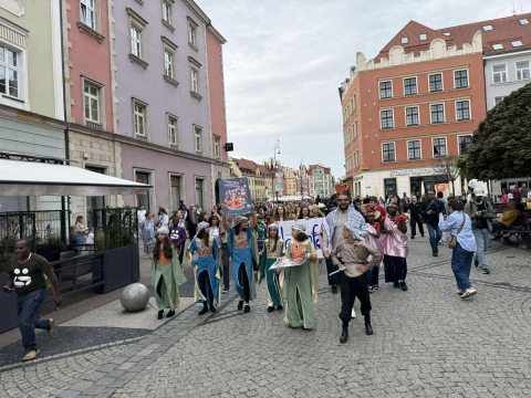 Pieśniarze z Seatle, akrobaci z Rwandy i tancerki z Kowal. Kolorowa parada Lelefant przeszła przez Wrocław - 10