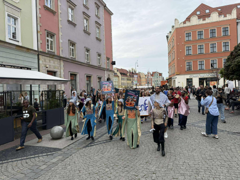 Pieśniarze z Seatle, akrobaci z Rwandy i tancerki z Kowal. Kolorowa parada Lelefant przeszła przez Wrocław - 11