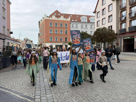 Pieśniarze z Seatle, akrobaci z Rwandy i tancerki z Kowal. Kolorowa parada Lelefant przeszła przez Wrocław - 12