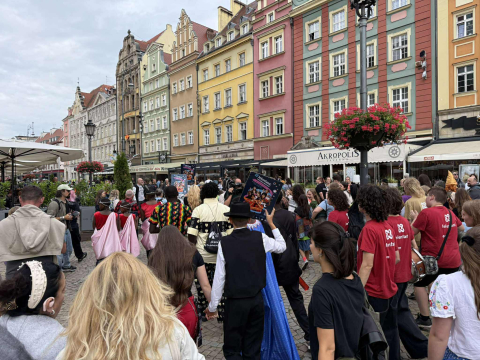 Pieśniarze z Seatle, akrobaci z Rwandy i tancerki z Kowal. Kolorowa parada Lelefant przeszła przez Wrocław - 13