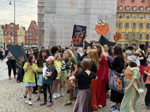 Pieśniarze z Seatle, akrobaci z Rwandy i tancerki z Kowal. Kolorowa parada Lelefant przeszła przez Wrocław - 14