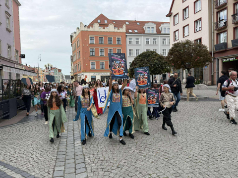 Pieśniarze z Seatle, akrobaci z Rwandy i tancerki z Kowal. Kolorowa parada Lelefant przeszła przez Wrocław - 16