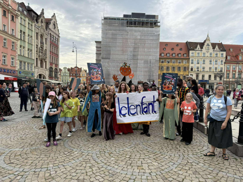 Pieśniarze z Seatle, akrobaci z Rwandy i tancerki z Kowal. Kolorowa parada Lelefant przeszła przez Wrocław - 17