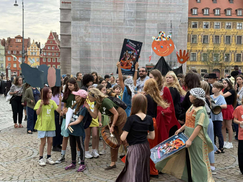 Pieśniarze z Seatle, akrobaci z Rwandy i tancerki z Kowal. Kolorowa parada Lelefant przeszła przez Wrocław - 4