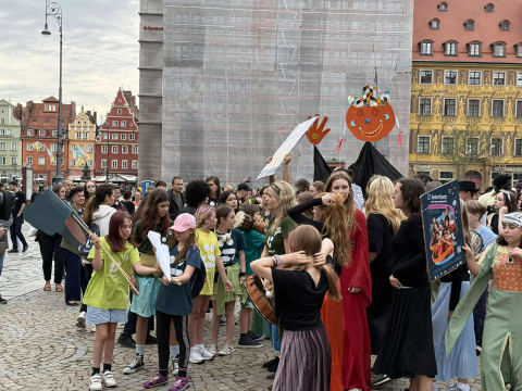 Pieśniarze z Seatle, akrobaci z Rwandy i tancerki z Kowal. Kolorowa parada Lelefant przeszła przez Wrocław - 5