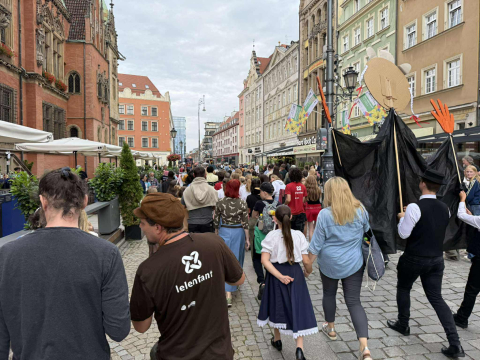 Pieśniarze z Seatle, akrobaci z Rwandy i tancerki z Kowal. Kolorowa parada Lelefant przeszła przez Wrocław - 6