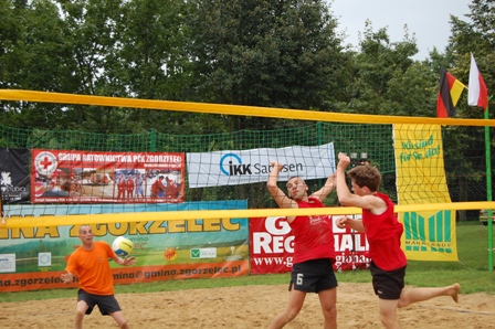 Siatkówka plażowa w deszczu - Fot. www.beachzgorzelec.pl