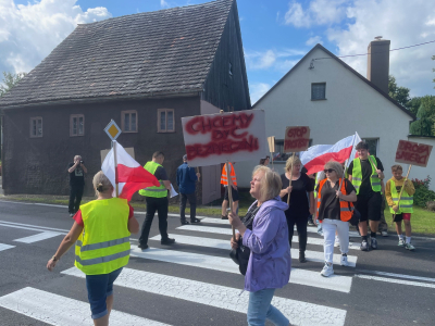 "Chmieleń protestuje, chodnika potrzebuje". Mieszkańcy kolejny raz blokują drogę krajową - 2