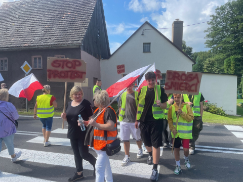 "Chmieleń protestuje, chodnika potrzebuje". Mieszkańcy kolejny raz blokują drogę krajową - 0