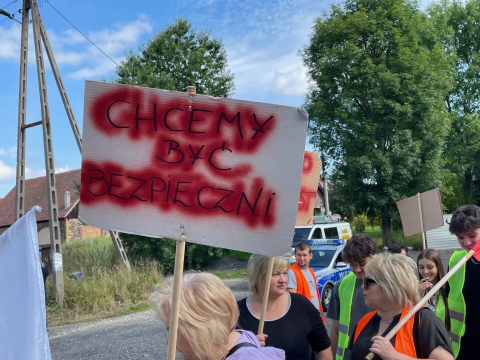 "Chmieleń protestuje, chodnika potrzebuje". Mieszkańcy kolejny raz blokują drogę krajową - 1
