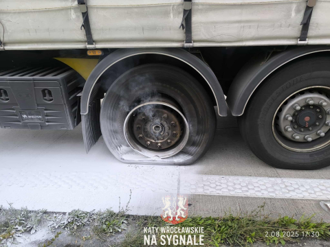 15-kilometrowy korek na A4 pod Wrocławiem. Wszystko z powodu pożaru koła [ZDJĘCIA] - 1