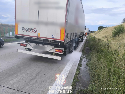 15-kilometrowy korek na A4 pod Wrocławiem. Wszystko z powodu pożaru koła [ZDJĘCIA] - 4