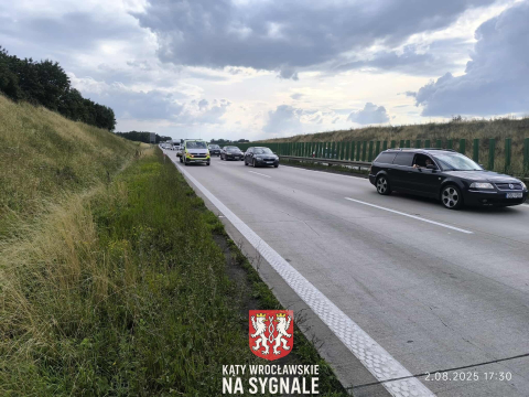 15-kilometrowy korek na A4 pod Wrocławiem. Wszystko z powodu pożaru koła [ZDJĘCIA] - 5