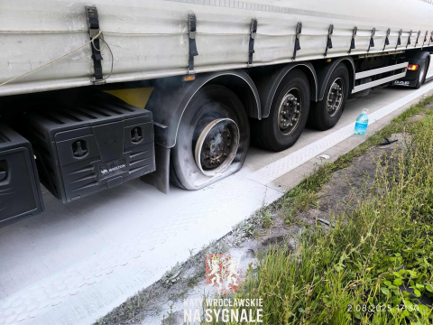 15-kilometrowy korek na A4 pod Wrocławiem. Wszystko z powodu pożaru koła [ZDJĘCIA] - 6
