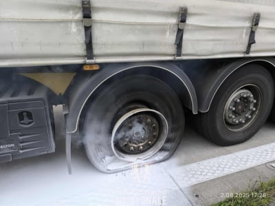 15 kilometr&oacute;w miał korek na A4 pod Wrocławiem. Wszystko z powodu pożaru koła [ZDJĘCIA]