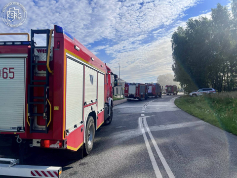 Duży pożar hali w Twardogórze, palą się meble. Na miejscu 16 zastępów straży, w tym chemicy - 0