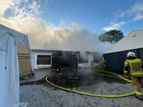 Duży pożar hali w Twardogórze, palą się meble. Na miejscu 16 zastępów straży, w tym chemicy - 1