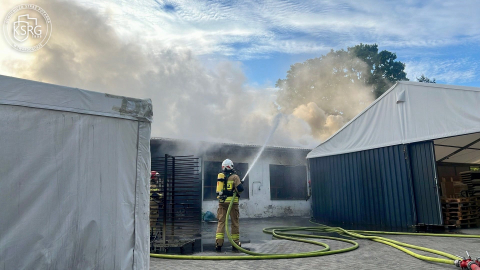 Duży pożar hali w Twardogórze, palą się meble. Na miejscu 16 zastępów straży, w tym chemicy - 2