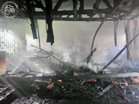 Duży pożar hali w Twardogórze, palą się meble. Na miejscu 16 zastępów straży, w tym chemicy - 3