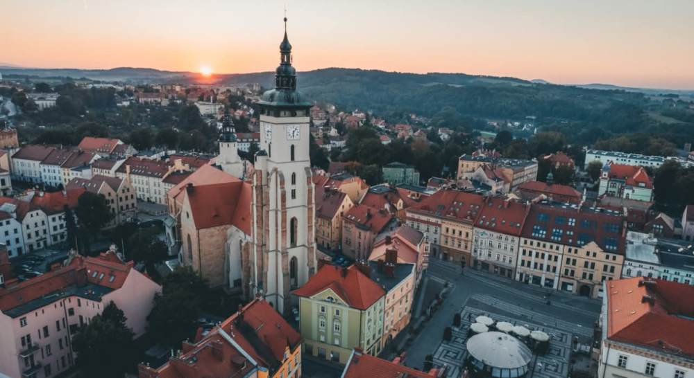 Odbetonują najstarsze miasto w Polsce. Złotoryja stawia na zieleń - Złotoryja chce odbetonować rynek miasta.