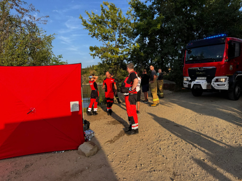 Akcja ratunkowa nad zbiornikiem Zimnik. Służby walczyły o życie mężczyzny - 2