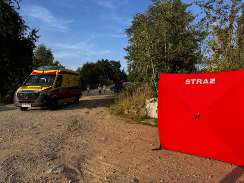 Akcja ratunkowa nad zbiornikiem Zimnik. Służby walczyły o życie mężczyzny - 3