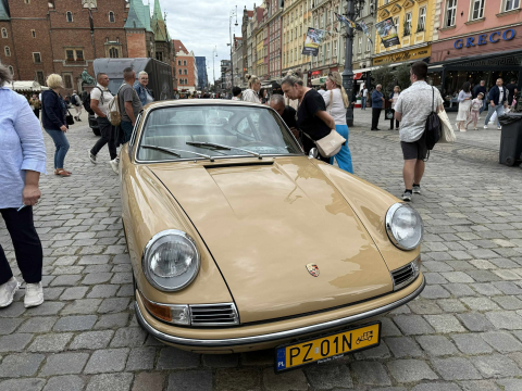 Zabytkowe samochody na Rynku. Trwa XII edycja MotoClassic Wrocław [ZDJĘCIA] - 0