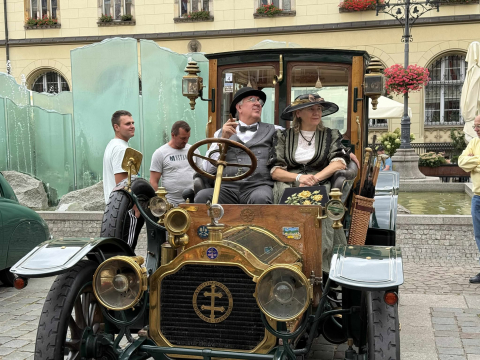 Zabytkowe samochody na Rynku. Trwa XII edycja MotoClassic Wrocław [ZDJĘCIA] - 1