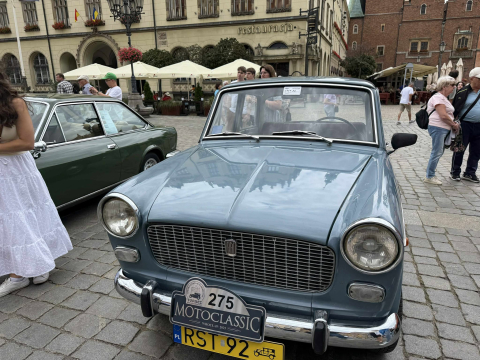 Zabytkowe samochody na Rynku. Trwa XII edycja MotoClassic Wrocław [ZDJĘCIA] - 2