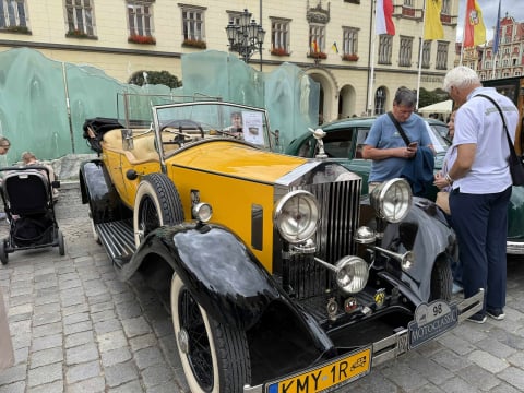Zabytkowe samochody na Rynku. Trwa XII edycja MotoClassic Wrocław [ZDJĘCIA] - 3