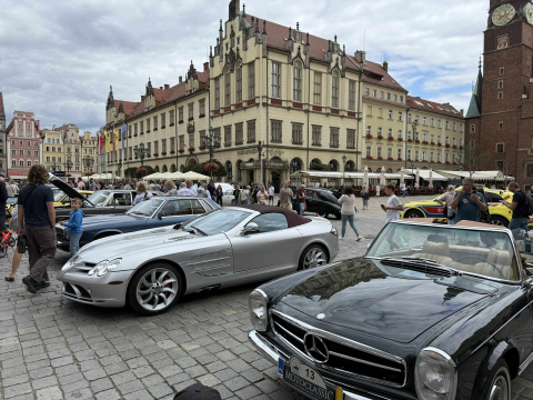 Zabytkowe samochody na Rynku. Trwa XII edycja MotoClassic Wrocław [ZDJĘCIA] - 4