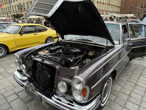 Zabytkowe samochody na Rynku. Trwa XII edycja MotoClassic Wrocław [ZDJĘCIA] - 5