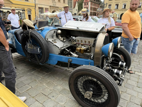Zabytkowe samochody na Rynku. Trwa XII edycja MotoClassic Wrocław [ZDJĘCIA] - 6