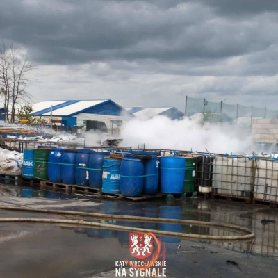 Pożar akumulatorów niedaleko Wrocławia. Na miejscu kilka zastępów straży pożarnej [ZDJĘCIA] - 0