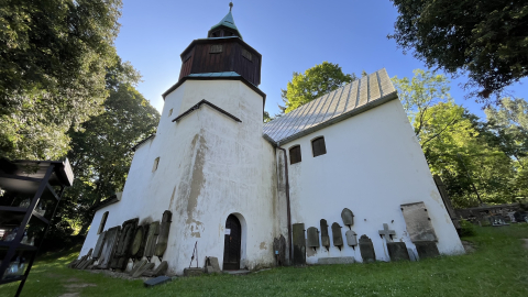 Rzeźby bez rąk w opuszczonym kościele. „Lamentacja” w Szklarskiej Porębie - 1