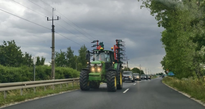 Trwają żniwa, a po drogach jeżdżą kombajny. Policja przypomina o kilku zasadach