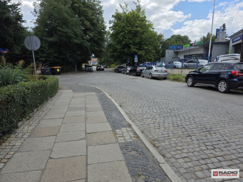 Dziki parking w centrum Wałbrzycha do przebudowy. Będą też inne remonty w okolicy - 1