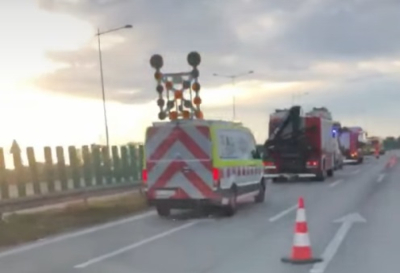 84-latek cofał na autostradzie A4! Pontiac i BMW rozbite, sprawca trafił do szpitala