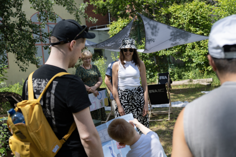 Sąsiedzki weekend z BWA Wrocław: warsztaty malowania w plenerze – dla rodzin z dziećmi, a dla dorosłych – warsztaty projektowania gazety  - 8