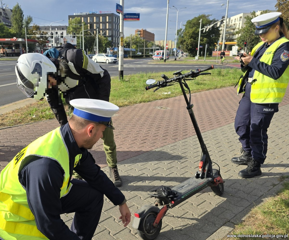 "Bezpieczna szkoła" na dolnośląskich drogach. Policjanci kontrolują m.in hulajnogi elektryczne - Wrocławscy policjanci rozpoczynają dziś akcję "Bezpieczna szkoła".