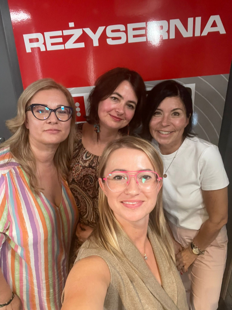 Chwalimy swoje: Fotografia jako misja - Katarzyna Kowaliszyn (na pierwszym planie) opowiadała w Radiu Wrocław o swojej pracy.